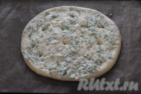 Смазать лепёшку чесночно-масляной массой. Пальцем сделать углубления в тесте по всей поверхности лепёшки.