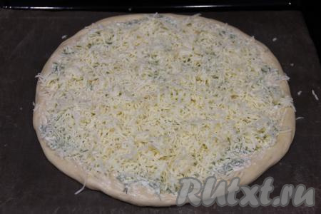 Посыпать лепёшку сыром и поставить в разогретую духовку, выпекать минут 25 при температуре 180 градусов.