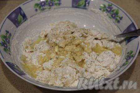 Растопить сливочное масло, дать ему немного остыть и добавить в тесто.