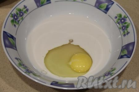 Замесим дрожжевое тесто для лепёшки, для этого прежде всего нужно подогреть молоко до 38-40 градусов, после этого перелить его в миску, всыпать в него сахар и дрожжи, перемешать и оставить минут на 10. Затем в получившуюся дрожжевую смесь добавить яйцо и перемешать.