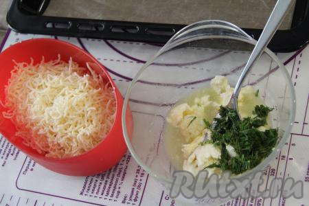 Оставить лепёшку в тёплом месте минут на 20. Для приготовления начинки нужно в небольшой ёмкости соединить мягкое сливочное масло (чтобы масло стало мягким, заранее достаньте его из холодильника, постепенно оно согреется и размягчится), мелко нарезанный укроп и пропущенный через пресс чеснок, перемешать чесночно-масляную массу до однородности с помощью вилки. Сыр натереть на мелкой тёрке.