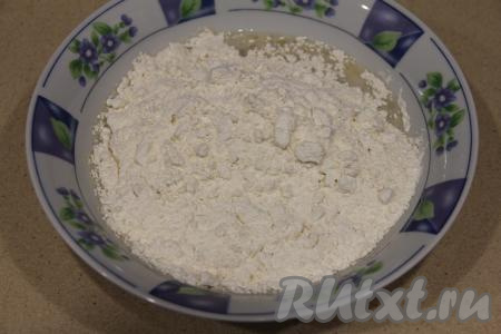 После этого всыпать муку и соль, перемешать тесто ложкой.