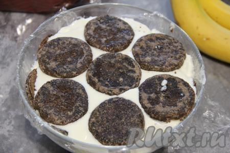 Далее, выкладывая слоями и чередуя крем, бананы и пряники, собрать торт (верхним слоем должны быть пряники).