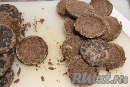 Два пряника отложить для украшения торта, а оставшиеся разрезать на две части вдоль.