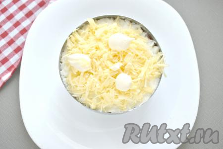 На слой из белков выкладываем натёртый сыр, смазываем майонезом.