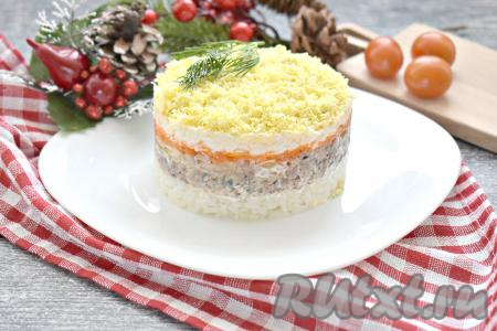 Перед подачей салат "Мимоза", приготовленный с рисом и сыром, настаиваем в холодильнике, чтобы слои хорошо пропитались (хотя бы 60 минут). Затем очень вкусный и сочный салат украшаем веточками свежей зелени и подаём к столу.