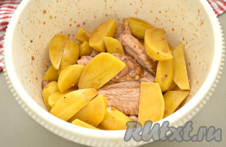 Миску с картофелем и крыльями затягиваем пищевой плёнкой и оставляем на один час при комнатной температуре.