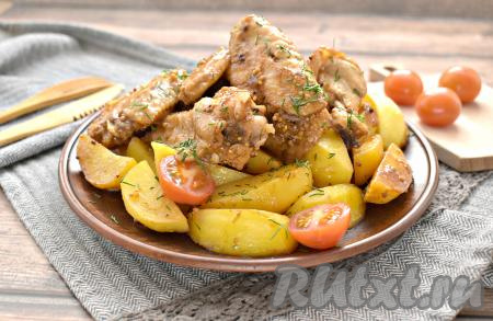 Куриные крылышки с картошкой, запечённые в соевом соусе, достаём из духовки и очень вкусное, ароматное и сытное блюдо подаём к столу, дополнив свежими овощами или различными соленьями.