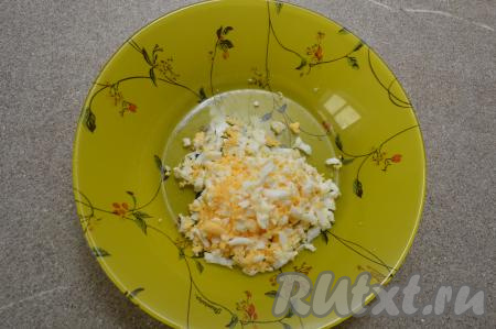 Яйцо, сваренное вкрутую (варить нужно 9-10 минут после начала кипения воды), остудить, очистить и натереть на крупной тёрке.