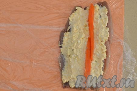 Для того чтобы готовый рулет в разрезе смотрелся более эффектно на праздничном столе, по центру я выложила брусочки из отварной морковки. 