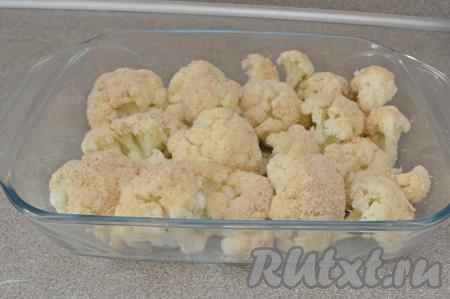 Выложить цветную капусту, покрытую сухарями, в один слой в форму пригодную для запекания в духовке. Маслом форму можно не смазывать. И отправить запекаться в разогретую духовку на 15 минут (до аппетитной, золотистой корочки) при температуре 180 градусов.