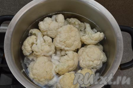 В кастрюлю налить воду комнатной температуры, подсолить её по вкусу и опустить в неё соцветия капусты (добавляя соль, учитывайте, что в дальнейшем солиться капуста больше не будет). Варить капусту 4-5 минут с момента закипания (отваренная капуста должна очень хорошо держать форму, но при этом достаточно легко прокалываться ножом).