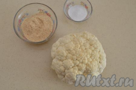 Подготовить продукты для приготовления цветной капусты в панировочных сухарях в духовке.