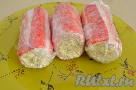 Аналогично сформировать ещё два рулета. Всего получилось три рулетика, которые мы отправим на 6-8 часов в холодильник, чтобы они стабилизировались.