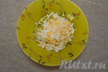 Куриные яйца следует заранее сварить вкрутую (варим после начала кипения воды 10 минут), затем полностью их остудить, очистить от скорлупы и натереть на крупной тёрке.