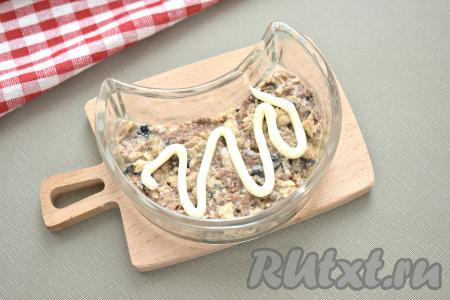 Вымытые морковку и картофель отвариваем в воде в течение 20-25 минут с момента закипания (готовые корнеплоды будут легко прокалываться ножом), затем остужаем под холодной водой и очищаем. Куриные яйца варим 9-10 минут после закипания, остужаем в холодной воде, очищаем. Собирать "Мимозу" можно в общем глубоком салатнике, подойдут также порционные креманки (получается 4 порции). Рыбные консервы без масла выкладываем на тарелку и разминаем при помощи вилки. Первым слоем салата в салатник (или креманку) выкладываем размятые консервы, которые смазываем майонезом.