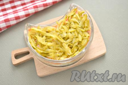 Затем раскладываем солёные огурцы, натёртые на крупной тёрке.