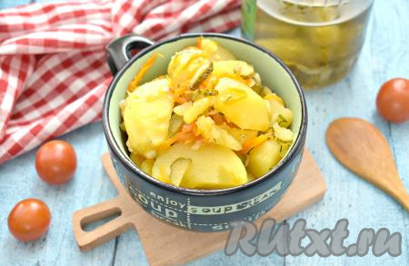 Картошка, тушёная с солёными огурцами