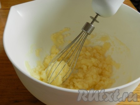 Масло растопить и взбить с сахаром и ванильным сахаром. 