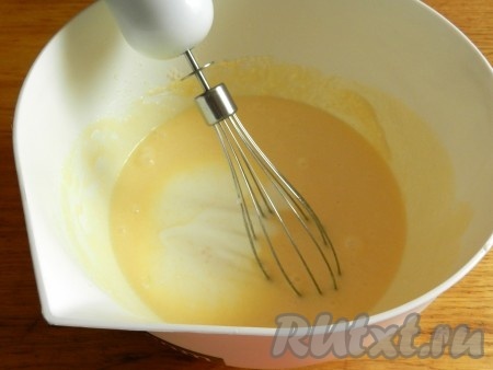 Влить кефир, перемешать.