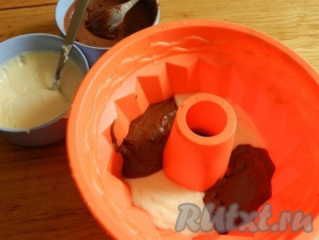 В форму для выпечки (у меня силиконовая) выкладывать тесто столовыми ложками попеременно темное и светлое, в произвольном порядке, не перемешивая. Выпекать кекс "Зебра" при температуре 190 градусов 40-45 минут. Готовность проверять деревянной палочкой.