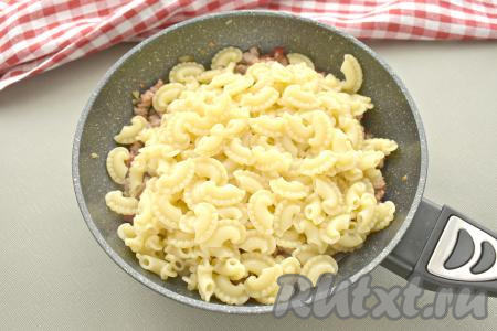 Затем перекладываем макароны на сковороду к фаршу и болгарскому перцу.