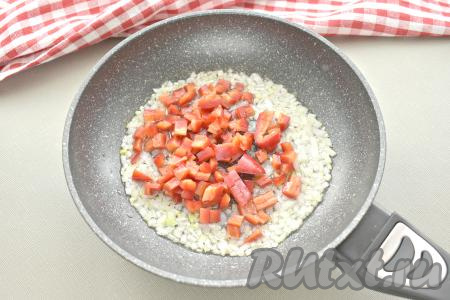 Очищаем болгарский перец от семян и плодоножки, после этого промываем его и нарезаем на маленькие кубики, отправляем к луку на сковороду, обжариваем 3-4 минуты. Не забывая иногда перемешивать овощи.