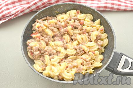 Перемешиваем и томим под крышкой на маленьком огне 2-3 минуты, помешивая.