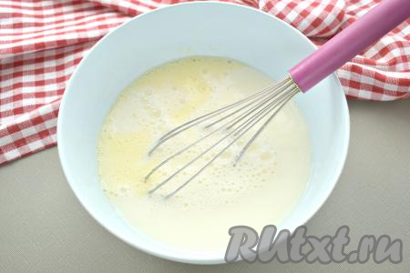 В получившуюся сладкую яичную смесь вливаем тёплое свежее молоко, перемешиваем.