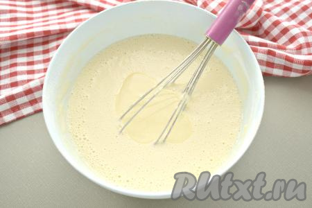 Тесто для блинов должно получиться слегка густоватым, с ванильным ароматом. По желанию, в него можно добавить ещё немного молока, тогда блинчики будут тоньше. Сразу вливаем  2 столовых ложки растительного масла в блинное тесто, очень хорошо перемешиваем. Оставляем тесто "отдохнуть" минут на 5.