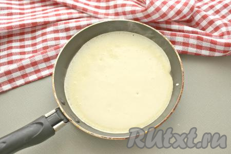 Сковородку для жарки блинов смазываем растительным маслом и очень хорошо разогреваем. На горячую сковороду выливаем половник блинного теста и равномерно распределяем его по дну сковородки. Жарим блинчик на умеренном огне примерно по минуте с каждой стороны (до подрумянивания), после этого перекладываем на тарелку. Так жарим все блины, используя всё блинное тесто, периодически перемешивая его в миске, чтобы оно не оседало. Сковороду после жарки первого блина в дальнейшем можно маслом не смазывать, ведь масло у нас присутствует в тесте (но многое зависит от качества покрытия сковороды).