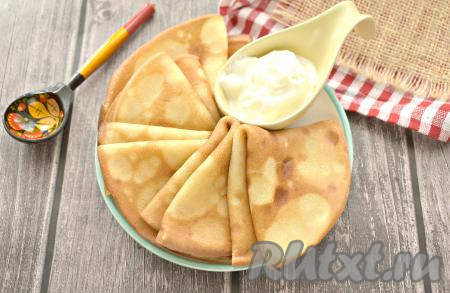 Я пекла блины на сковороде диаметром 18 сантиметров, у меня получилось 14 штук. Ароматные блины, приготовленные на молоке с ванилином, я подала к столу со сметаной.