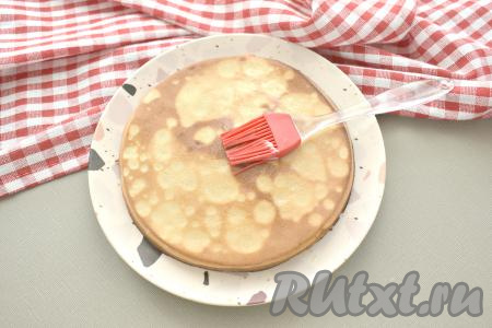 Каждый готовый блинчик, переложив со сковороды на тарелку, я сразу же смазывала растопленным сливочным маслом. Благодаря сливочному маслу, блины получаются более нежными и мягкими.