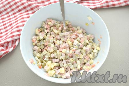 По вкусу салат "Оливье" солим и перчим. Майонезом заправляем непосредственно перед подачей на стол.