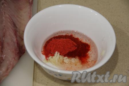 В миске соединить растительное масло, соль, паприку и пропущенный через пресс чеснок, перемешать до однородности.