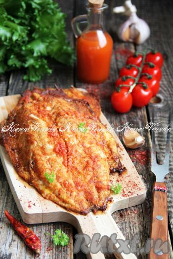 Вкусную, нежную скумбрию, запечённую с чесноком и паприкой, достать из духовки и подать к столу со свежими овощами или гарниром.