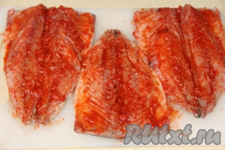 Смазать скумбрию со стороны мякоти смесью масла, чеснока и специй, оставить рыбу на 1 час.