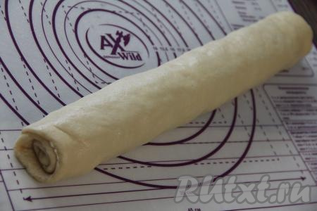 Свернуть тесто с начинкой в плотный рулет, начиная с одного из длинных краёв.