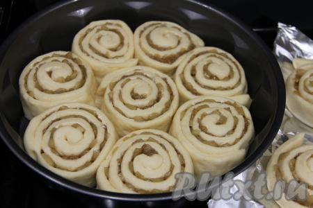 Оставить синнабоны на 25-30 минут в тепле, накрыв форму полотенцем. Булочки увеличатся и округлятся.