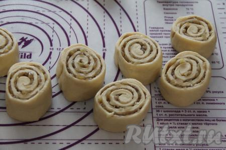 Нарезать рулет на кусочки толщиной примерно 3-4 сантиметра. Я разрезала с помощью нитки. Всего у меня получилось 11 кусочков.