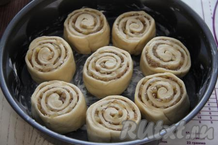 Форму для выпечки (или противень) смазать маслом и выложить заготовки булочек на небольшом расстоянии друг от друга. Я три штуки запекала отдельно.