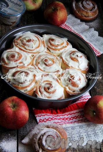 Вкусные, нежные, воздушные синнабоны с яблоками и корицей подать к чаю.