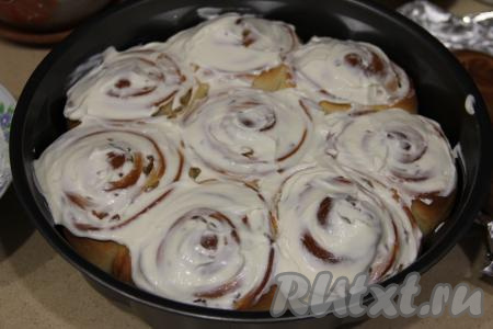 Для приготовления заливки соединить сметану, творожный сыр и сахар, перемешать венчиком. Смазать горячие синнабоны заливкой и оставить минимум на 1 час прямо в форме.