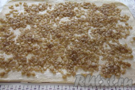 Выложить яблочную начинку и равномерно распределить по тесту.