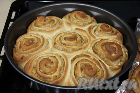 Поставить форму с булочками в разогретую духовку и выпекать их при температуре 180 градусов минут 35. Готовую выпечку достать из духовки.