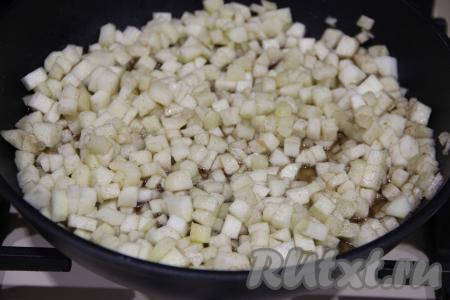 Яблочки вымыть, очистить от кожуры. Нарезать яблоки на мелкие кубики и добавить в сковороду с растопленным маслом с сахаром.