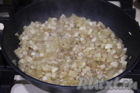 Томить яблоки минут 20 (до мягкости), периодически помешивая.