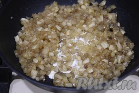 Отдельно 1 столовую ложку крахмала соединить с 2 столовыми ложками холодной воды, перемешать до однородности. Добавить получившуюся крахмальную смесь в сковороду и перемешать с яблоками. Снять яблочную начинку с огня, дать немного остыть.