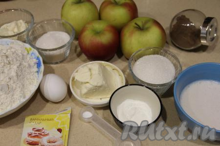 Подготовить продукты для приготовления синнабонов с яблоками и корицей.