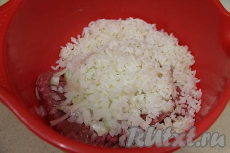 Всыпать к фаршу отваренный рис.